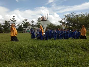 Bermain Dialam Terbuka, Didik Siswa PAUD Islam Alif Menambah Wawasan